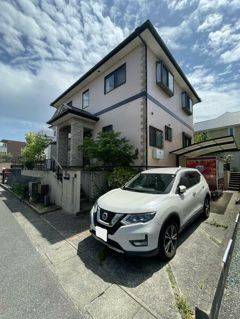 西の丘２丁目戸建て(ニシノオカ)の駐車場|縦列で２台可能です 