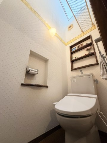 西の丘２丁目戸建て(ニシノオカ)のトイレ|２階にもトイレあり　二世帯の方々にもお勧めです　上部に窓つき