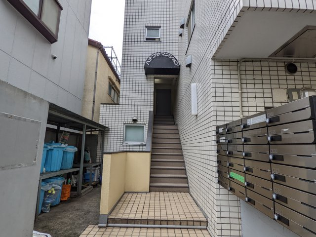 ハナブサマンションのエントランス