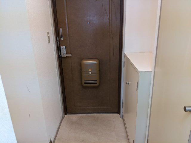 ハナブサマンションの玄関