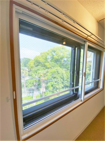「防音マンション」リトルズトーン上野公園のバルコニー|2重ならぬ3重サッシの窓です。防音対策はばっちりです。