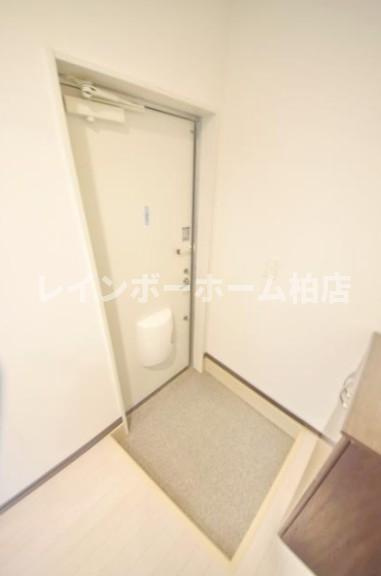 特典：仲介手数料が無料です!!の玄関|明るい玄関です