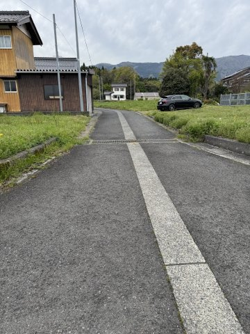 角地／建築条件なし／自然豊かな住環境の周辺|前面道路の交通量は比較的少なく、落ち着いた環境です。