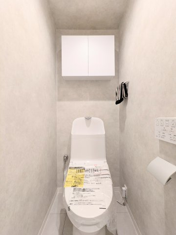 西大島ハイムのトイレ|～吊戸棚付きのトイレ写真～ 消耗品等の収納が可能で便利です！