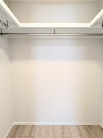 ジョイフル門前仲町第1の収納|～主寝室のWIC写真～ 収納量が豊富です！