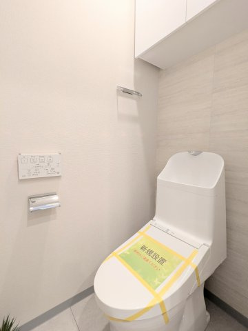 ジョイフル門前仲町第1のトイレ|～吊戸棚付きのトイレ写真～ 消耗品等の収納が可能で便利です！