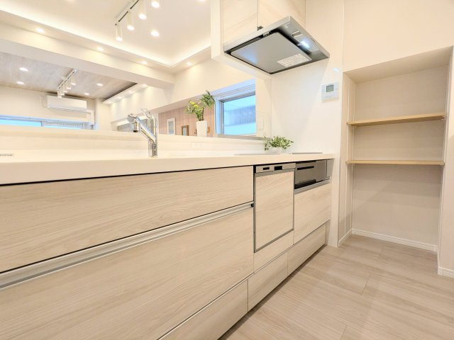 ジョイフル門前仲町第1のキッチン|～食器洗浄乾燥機付のキッチン写真～ 日々の洗い物の負担が軽減されます！