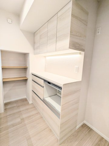 ジョイフル門前仲町第1の収納|～キッチン裏の吊戸棚付きカップボード写真～ 収納量が豊富です！