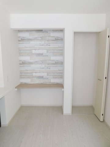 名古屋市中川区下之一色町字操出の新築一戸建の収納|◇カウンター＋リビング収納◇　　お子様の勉強やワークスペースなどに利用できるカウンター付き！