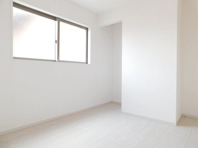 名古屋市中川区下之一色町字操出の新築一戸建の洋室|◇洋室◇　　明るい洋室５．２帖　全居室収納完備！　