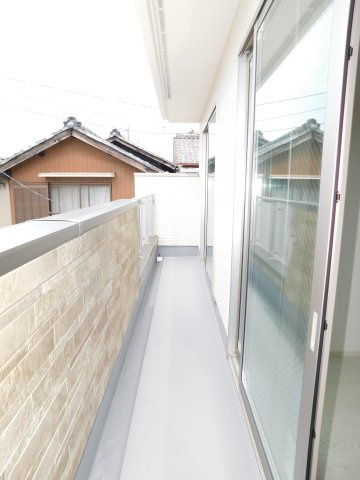 名古屋市中川区下之一色町字操出の新築一戸建のバルコニー|◇バルコニー◇　　陽当り良好なワイドバルコニー♪　洋室２部屋から出入りできます