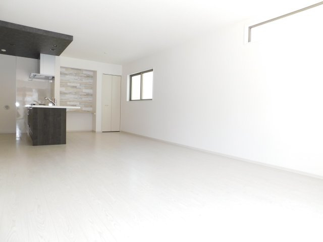 名古屋市中川区下之一色町字操出の新築一戸建の居間・リビング|◇リビング◇　　明るく広いリビング１９．７帖　折下天井のオシャレなフラットキッチン♪