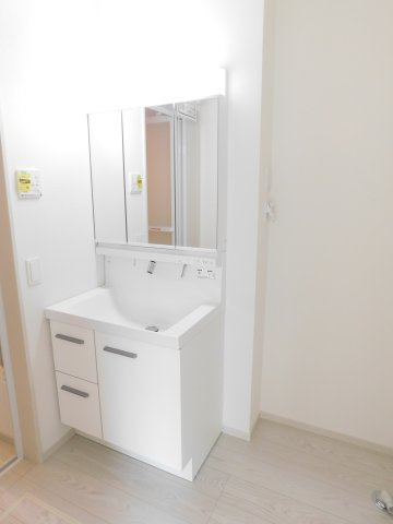 名古屋市中川区柳川町の新築一戸建の独立洗面台|◇洗面脱衣室◇　　三面鏡シャンプードレッサー♪　くもり止め仕様　