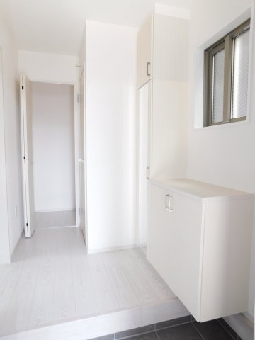 名古屋市中川区柳川町の新築一戸建の玄関|◇玄関収納◇　　ミラー付きシューズ収納完備！
