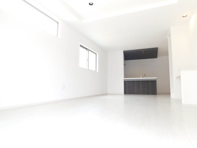 名古屋市中川区柳川町の新築一戸建の居間・リビング|◇リビング◇　　南面で明るいリビング１９．７帖　折下天井のオシャレなフラットキッチン♪