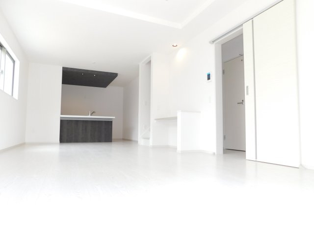 名古屋市中川区柳川町の新築一戸建の居間・リビング|◇リビング◇　　南面で明るいリビング１９.７帖　スタディカウンター付き♪