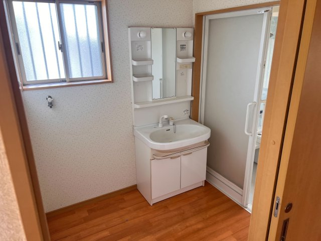 小郡市大保　中古戸建の独立洗面台|朝の支度にも助かる、独立の洗髪洗面化粧台