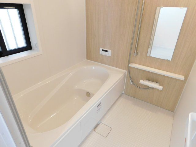名古屋市南区曽池町２丁目の新築一戸建の浴室|◇浴室◇　　広い１坪サイズ（LIXIL）・保温浴槽・エコベンチ浴槽・追い焚き・オートバス・浴室暖房乾燥機・キレイサーモフロア・バリアフリーバス・浴室窓あり