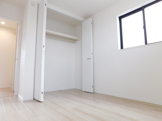 名古屋市南区曽池町２丁目の新築一戸建の洋室|◇洋室◇　　明るい洋室約５．２５帖　全居室収納完備♪