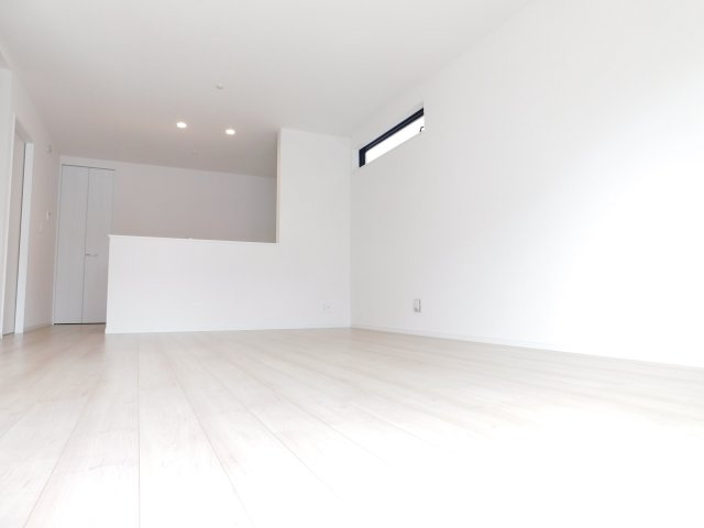 名古屋市南区曽池町２丁目の新築一戸建の居間・リビング|◇リビング◇　　南面で明るいリビング約１６．０帖　リビング収納完備！