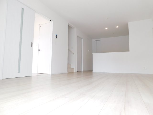 名古屋市南区曽池町２丁目の新築一戸建の居間・リビング|◇リビング◇　　南面で明るいリビング約１６．０帖　家族のコミュニケーションの機会が増えるリビング階段♪