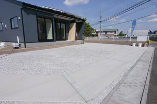 【駐車場】 | 並列駐車可能なカースペースです！お客様も遊びに来やすいですね♪