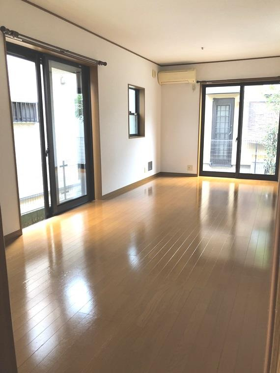 美土里町戸建の居間・リビング