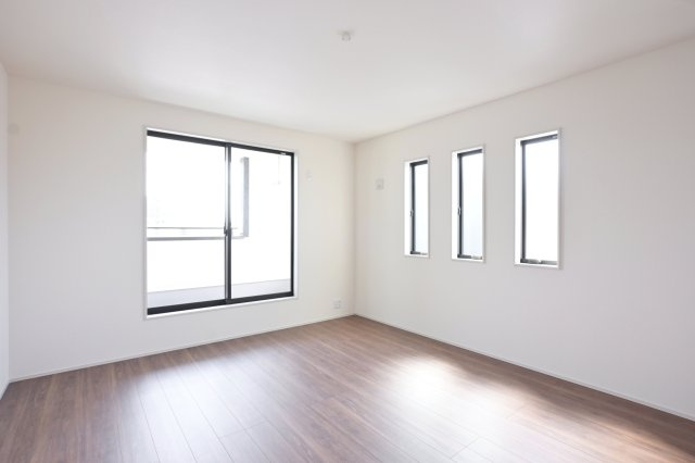 【洋室】 | 大泉第14寄木戸　一建設 | 2階のベッドルームはバルコニーとつながっています。
たっぷり光が入るので気持ちよく目覚められます♪ 