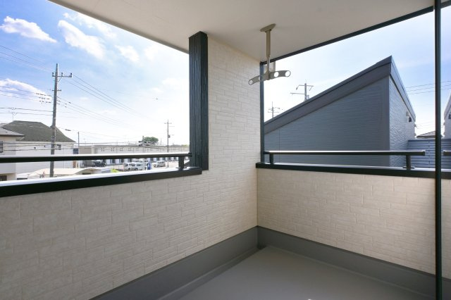 【バルコニー】 | 大泉第14寄木戸　一建設 | バルコニーは屋根付きのインナーバルコニーとなっております。
洗濯物を突然の雨から守ってくれます♪
