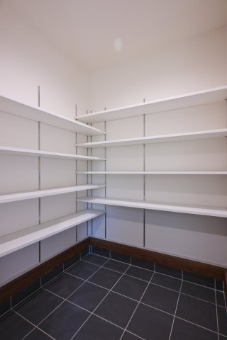 【収納】 | 大泉第14寄木戸　一建設 | 壁二面を使ったシューズスペースは家族みんなの靴をしっかり収納できます♪