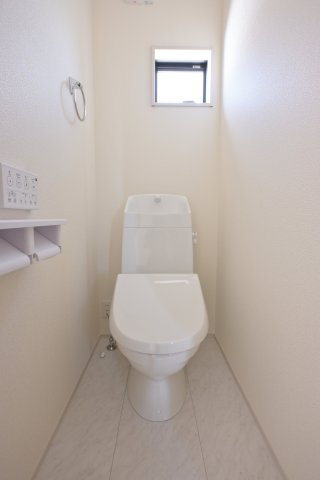 【トイレ】 | 大泉第14寄木戸　一建設 | 暖房便座などがついた洗浄機能付きトイレです。