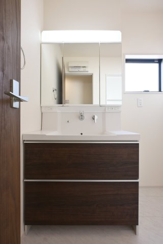 【独立洗面台】 | 大泉第14寄木戸　一建設 | 3面鏡付きの洗面台は後ろが見えるのでヘアセットがバッチリ決まります！
