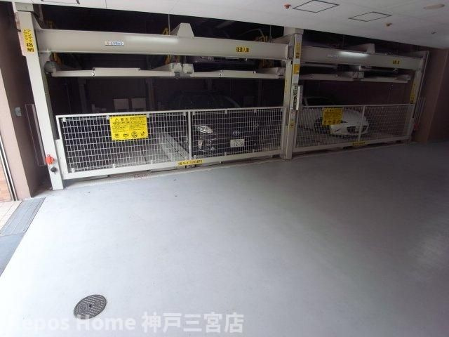 プレサンス新神戸の駐車場