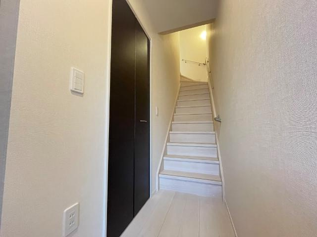 仮）高崎市上小鳥町Ｔ様新築アパートＡ棟の内装|階段（イメージ）