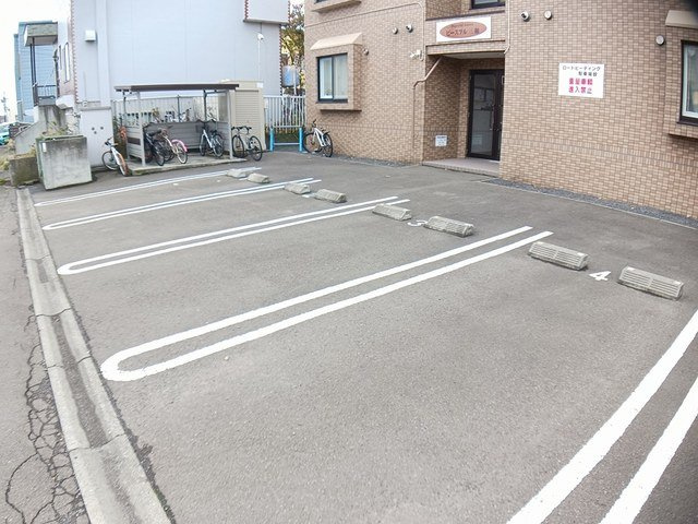 ピースフル三和の駐車場