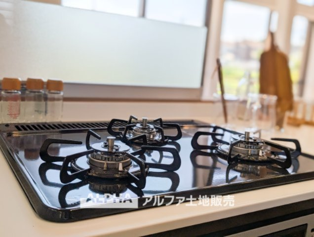 ~青梅野上町1丁目~Remodeled Homeのキッチン|【Gas range】
◆ガスレンジ◆ホーローレンジは丈夫で汚れにくく、お料理の後もさっと拭くだけで清潔。毎日の家事をラクにし、ご家族の笑顔を支える嬉しい設備です。