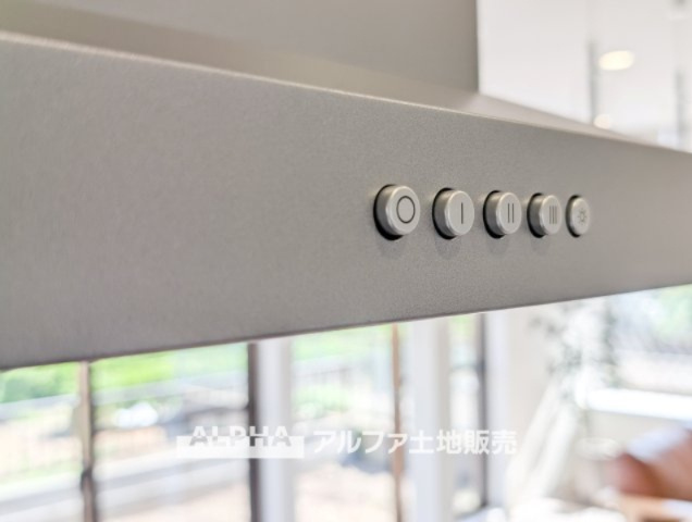~青梅野上町1丁目~Remodeled Homeのキッチン|【Low-Profile Range Hood】
◆スリムレンジフード◆静かに心地よく空気を整えるリファインド設計。油汚れも付きにくく、お手入れも簡単。清潔で美しいキッチン空間を保ちます。