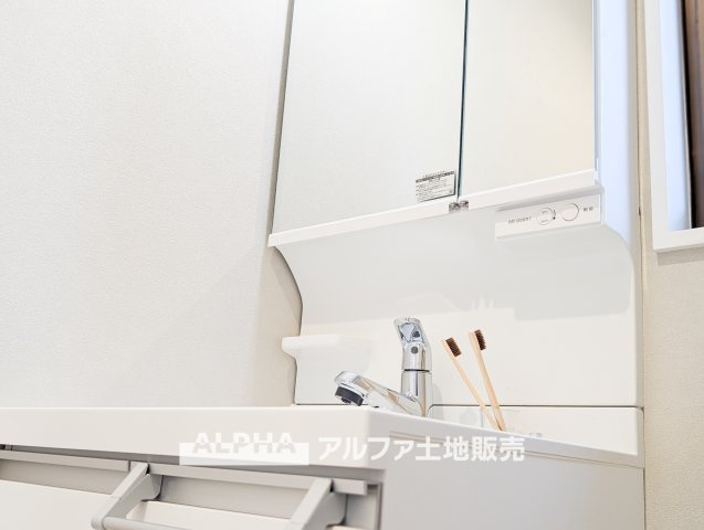 ~青梅野上町1丁目~Remodeled Homeの独立洗面台|【Wash basin】
◆洗面台◆人工大理石TOPの洗面ボウルサイドはゆったりとしたスペースが設けられ、フレグランスなどを置いたりするのに便利なパ洗面化粧台。