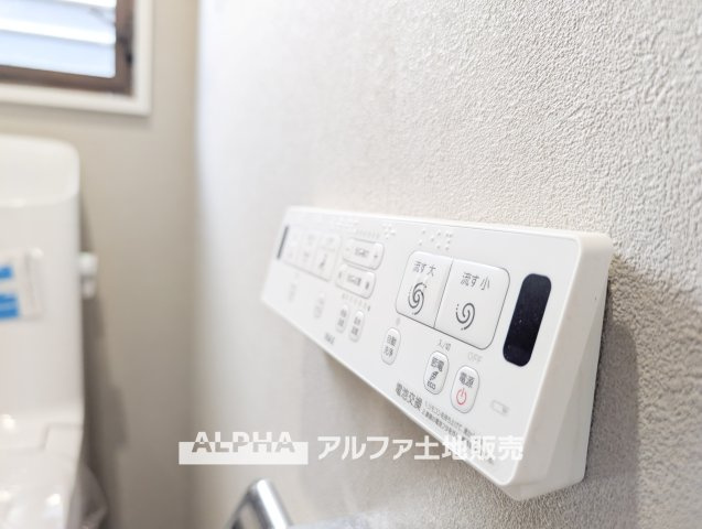 ~青梅野上町1丁目~Remodeled Homeのトイレ|【Warm water flush toilet】
◆温水洗浄便座付きトイレ◆お掃除も楽々。快適に過ごすためには今や欠かせない設備の一つです。壁掛けリモコンで使いやすくいつでも清潔に保てます。
