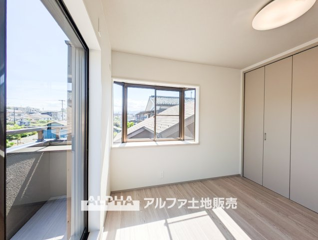 ~青梅野上町1丁目~Remodeled Homeの洋室|【Two sides lighting】
◆明るい主寝室◆居室は明るく爽やかな風の抜ける快適空間。。収納もしっかりと沢山の洋服をしまえます。