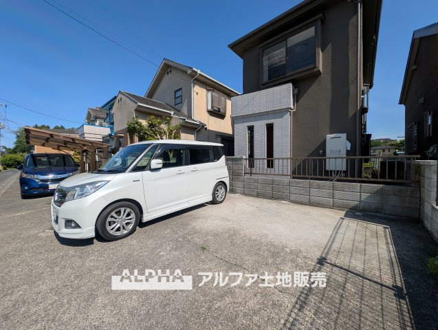~青梅野上町1丁目~Remodeled Homeの駐車場|【car　space】
◆駐車場◆車を2台停めても余裕のある駐車スペース。自転車やベビーカーも楽々通る広さが嬉しいですね。