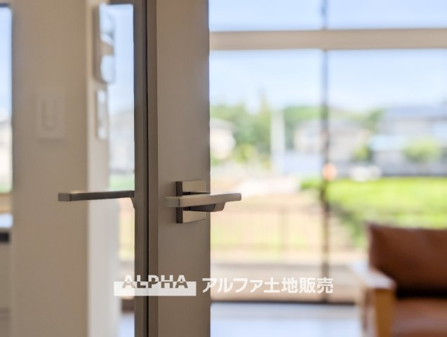 ~青梅野上町1丁目~Remodeled Homeの居間・リビング|【The situation】
◆シチュエーション◆リビングルームのドアを開くと、窓から飛び込むのは緑と光の風光明媚な景色。僕の目に映るは、ここで家族と会話をワイワイガヤガヤ楽しんでいる様子。