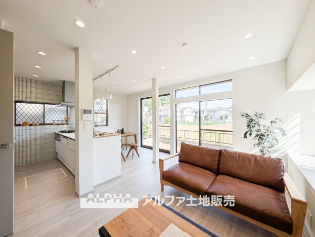 ~青梅野上町1丁目~Remodeled Homeの居間・リビング|【Livingroom】
◆爽やかな空間◆窓をあけるとリビングに通り抜ける清々しく心地よい冷涼なそよ風がこの空間を涼しくしてくれる。風通しの良さは人にとっても家にとっても健康的で気持ちいいものです。