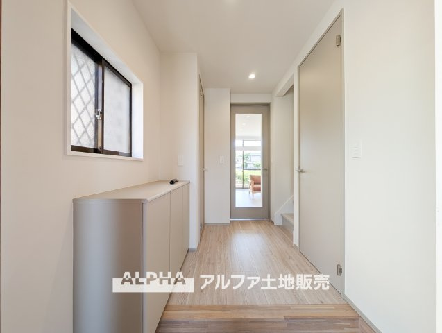 ~青梅野上町1丁目~Remodeled Homeの玄関|【Entrance】
◆玄関◆大きな姿見は「行ってきます」の気を引き締め、大きなシューズクロークはお気に入りの1足をしまう大切な場所。ダウンライトにまばゆく照らされた大きく開放的なエントランス。