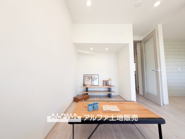 ~青梅野上町1丁目~Remodeled Homeの居間・リビング|【Living room】
◆時を忘れる場所◆ここにはみんなが集い、食事と楽しい会話が始まる。話に夢中になりすぎて、ついつい時を忘れ夜半過ぎになってしまう。そんな束の間の幸せを感じさせてくれる場所。