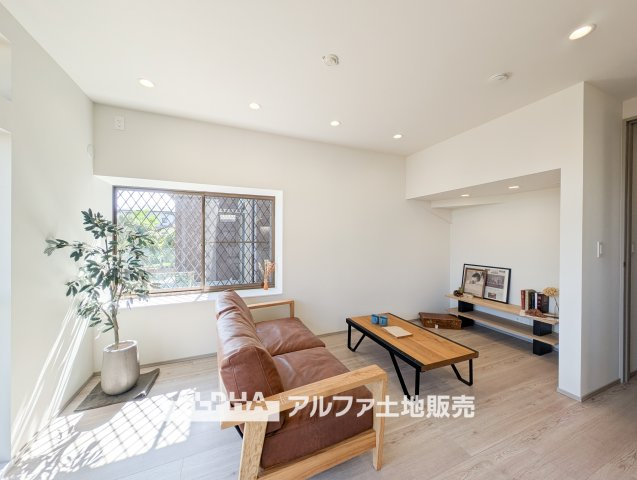 ~青梅野上町1丁目~Remodeled Homeの居間・リビング|【Comfortable living】
◆居心地のいい暮らし◆には欠かせない眩い採光。ゆったりとした幅の窓からこの空間に降り注ぐ採光が絶えない。明るいリビングこそ居心地のいい暮らしが待っていると思う
