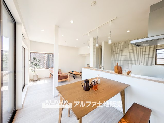 ~青梅野上町1丁目~Remodeled Homeの居間・リビング|【Space of cure】
◆癒しの空間◆室内構成に拘り採光とセンスを散りばめた空間。それは『柔らかさ』に似た素敵な居場所。そこに暮らす人のことを考えつくり出したものは『癒し』という心地よい居場所
