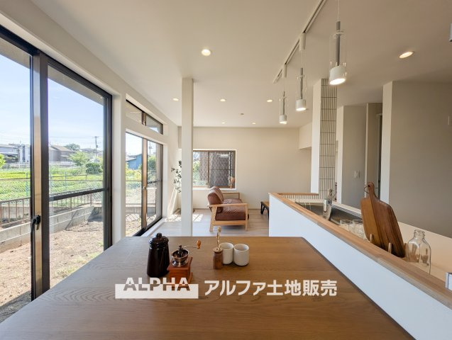 ~青梅野上町1丁目~Remodeled Homeの居間・リビング|【Green orchestra】
◆緑のオーケストラ◆窓の外を見渡すと風光明媚な緑の景色。移ろう季節に表情を変えるグリーンとそれに呼応して変化する外観。それはまさに緑とのシンパシー。