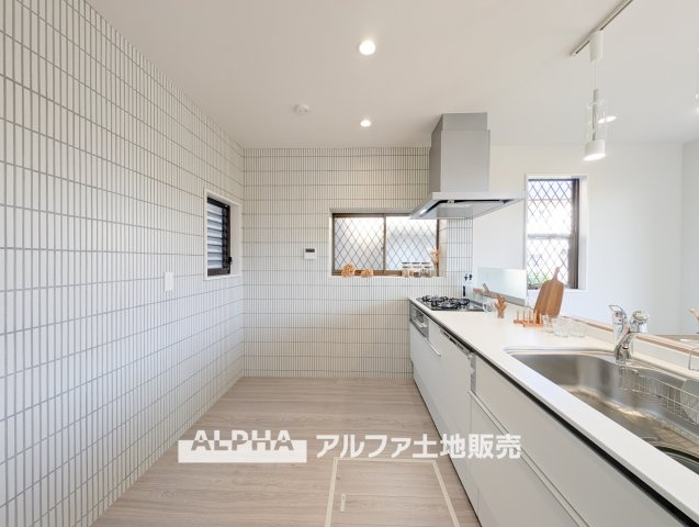 ~青梅野上町1丁目~Remodeled Homeのキッチン|【Kitchen】
◆キッチン◆美しく使いやすいキッチンは油汚れが簡単に拭き取れる素材で加工されており、浄水器シャワーから流す水の音を軽減する静かなシンクを採用。見えないところにさり気ない配慮が嬉しい