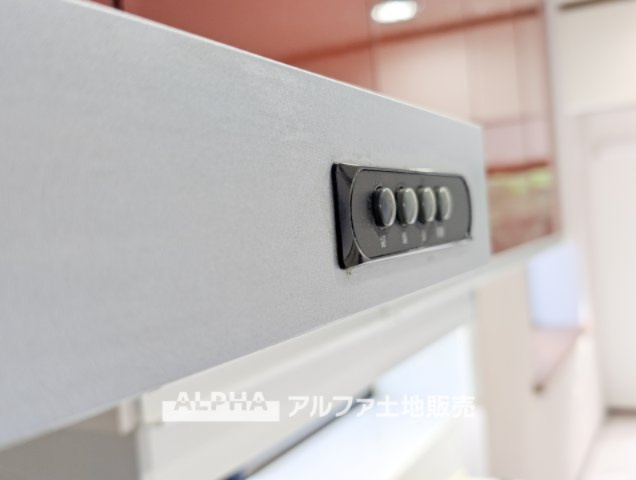 ~昭島田中町1丁目~Remodeled Homeのキッチン|【Low-Profile Range Hood】
◆スリムレンジフード◆静かに心地よく空気を整えるリファインド設計。油汚れも付きにくく、お手入れも簡単。清潔で美しいキッチン空間を保ちます。
